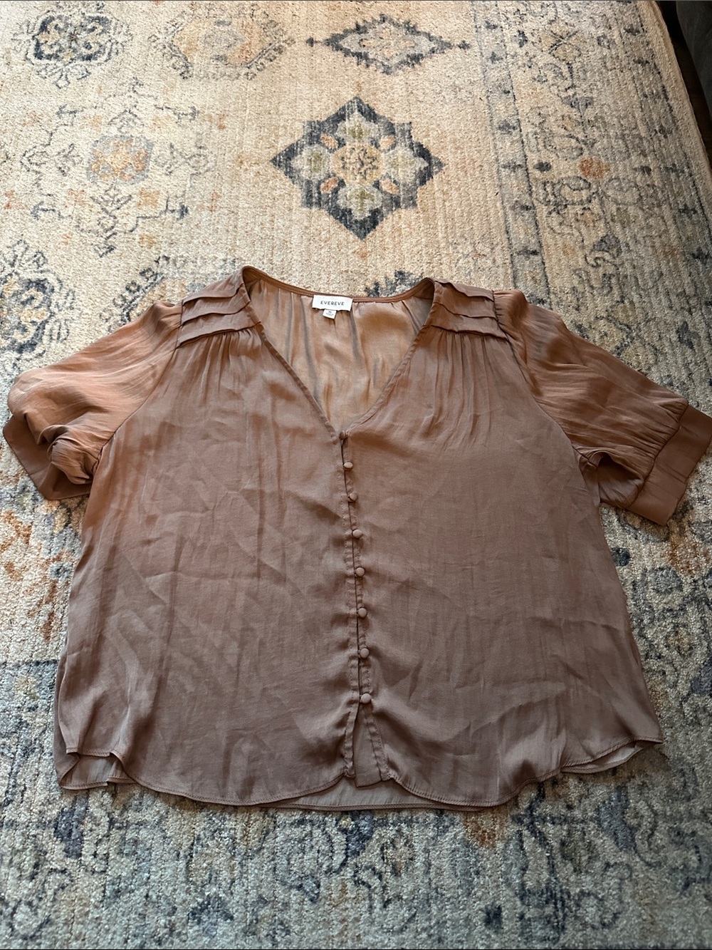 Evereve Taupe Brown V-Neck Button Front Short Sleeve Blouse